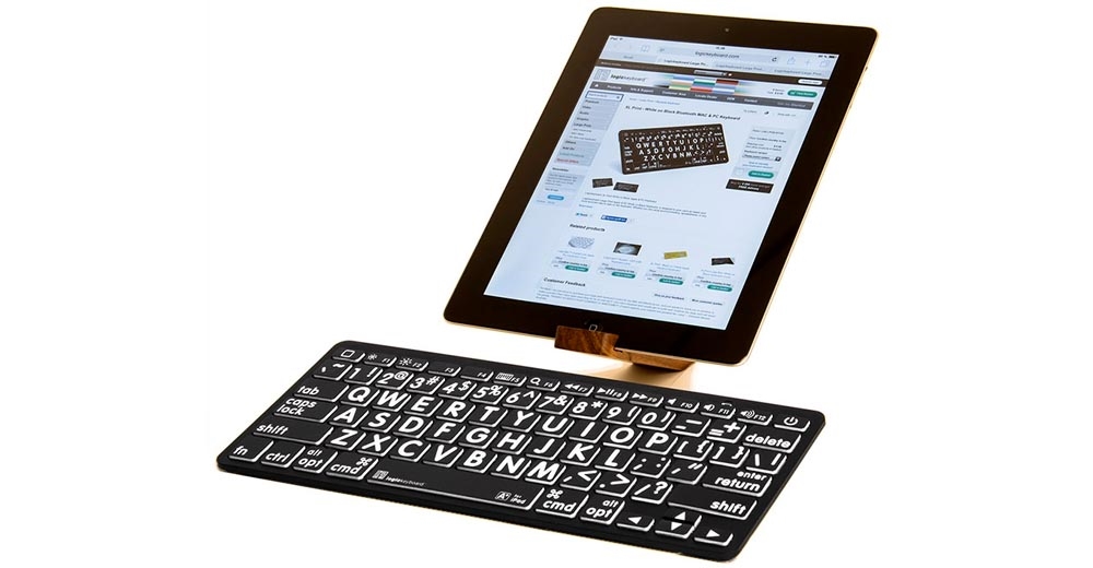 Billede af LogicKeyboard Bluetooth Hvid på Sort Mac & iPad kombineret med en iPad placeret foran tastaturet