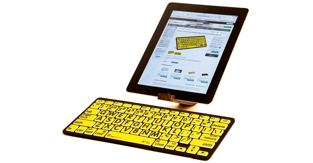 Billede af LogicKeyboard Bluetooth Sort på Gul Mac & iPad kombineret med en iPad placeret foran tastaturet
