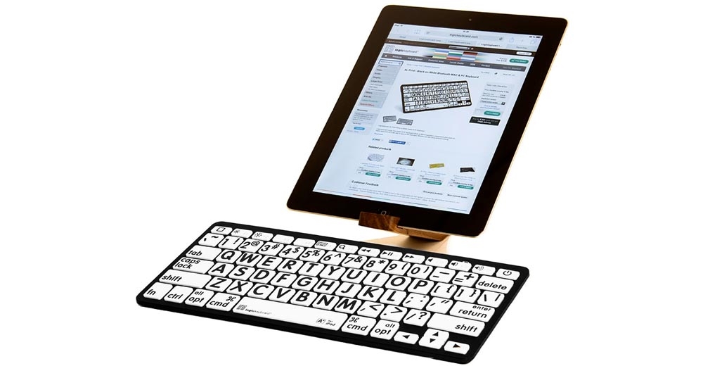 Billede af LogicKeyboard Bluetooth Sort på Hvid Mac & iPad kombineret med en iPad placeret foran tastaturet