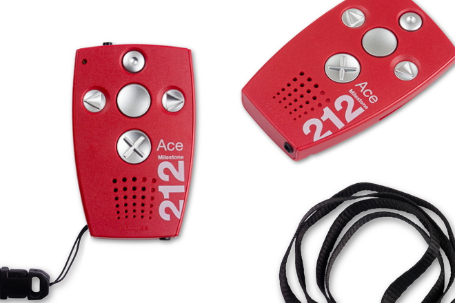 Billede af Milestone 212 Ace placeret ved siden af en annden Milestone 212 Ace samt en halsrem