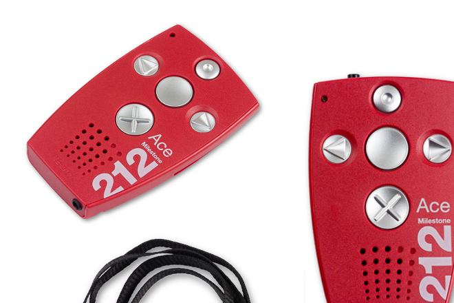 Billede af Milestone 212 Ace ved siden af samme slags model, med monteret halsrem