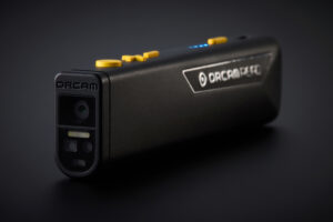 Billede af OrCam Read 3 som peger mod venstre hjørne nederst