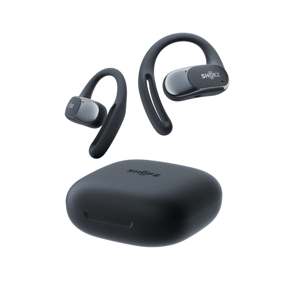 Billede af SHOKZ OpenFit Air i farven Sort svævende over sit opladningsetui