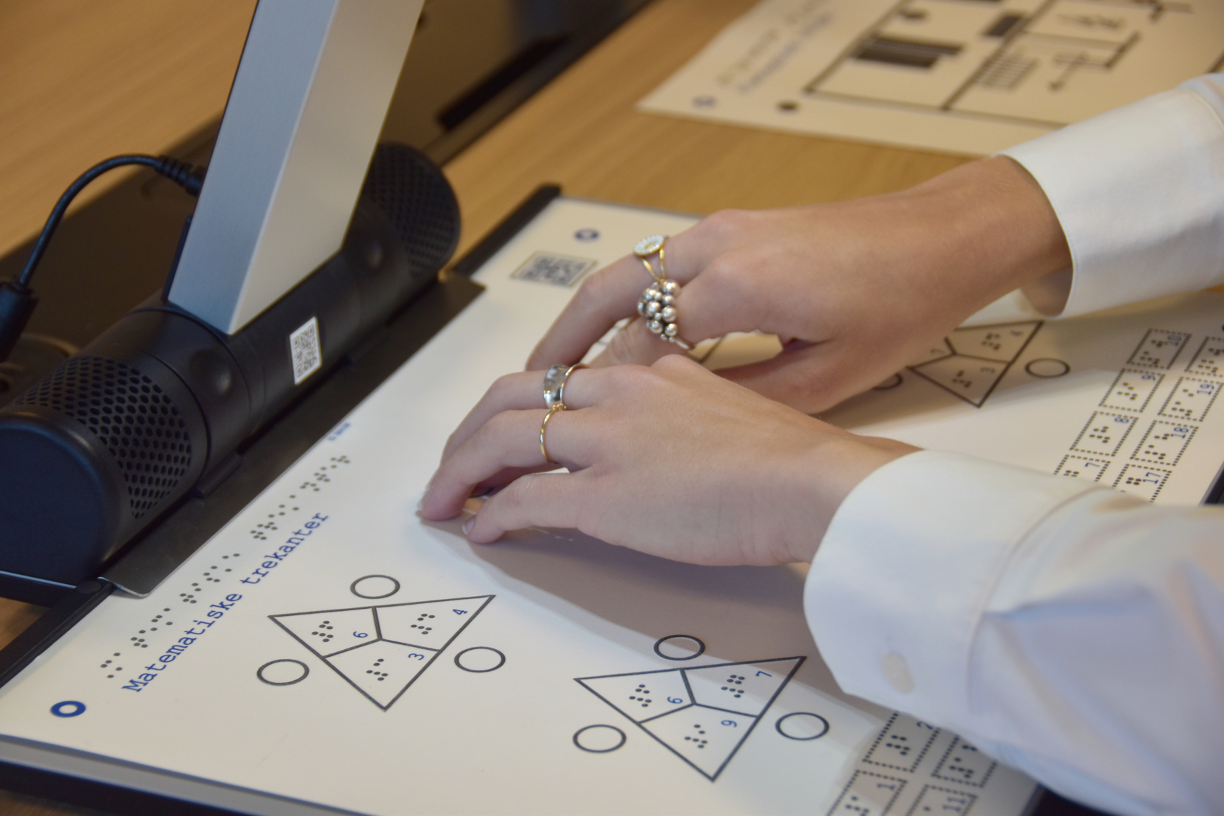 Billede af Tactonom Reader Flex med fokus på illustration og en person som undersøger den