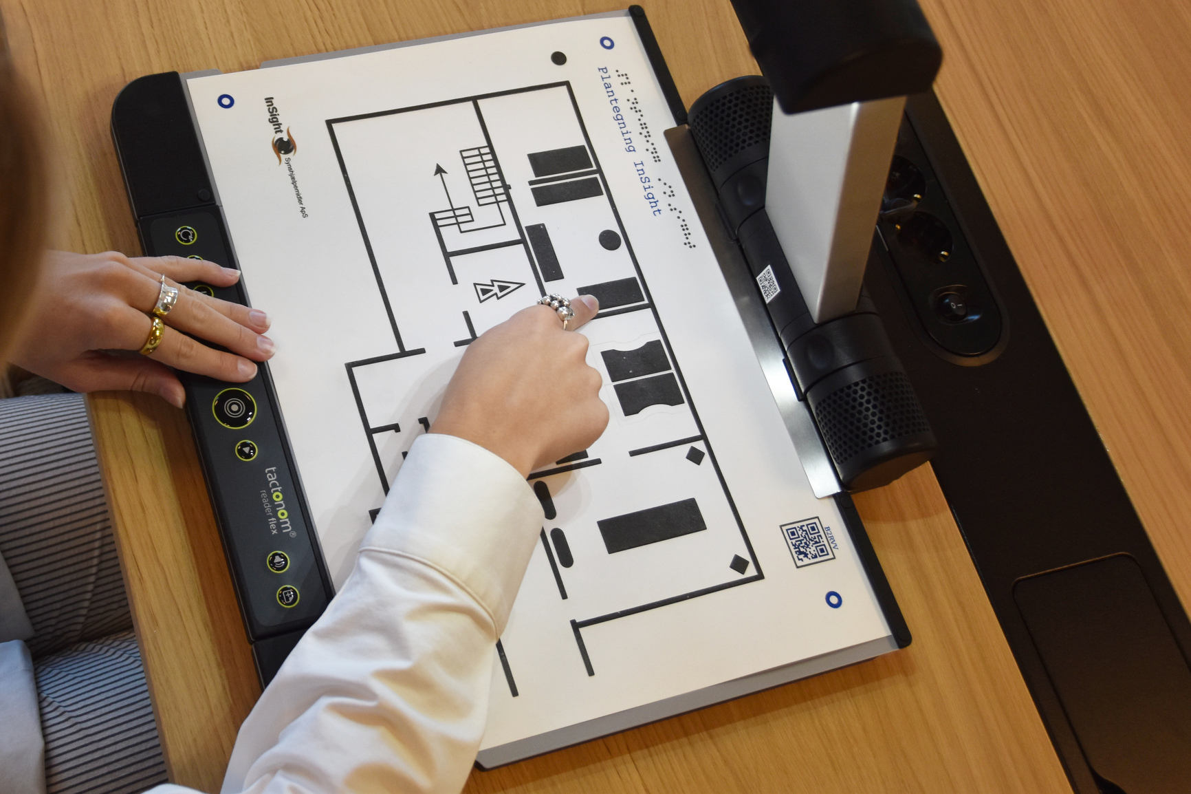 Billede af Tactonom Reader Flex med taktil illustration af en plantegning over InSight Synshjælpemidler ApS