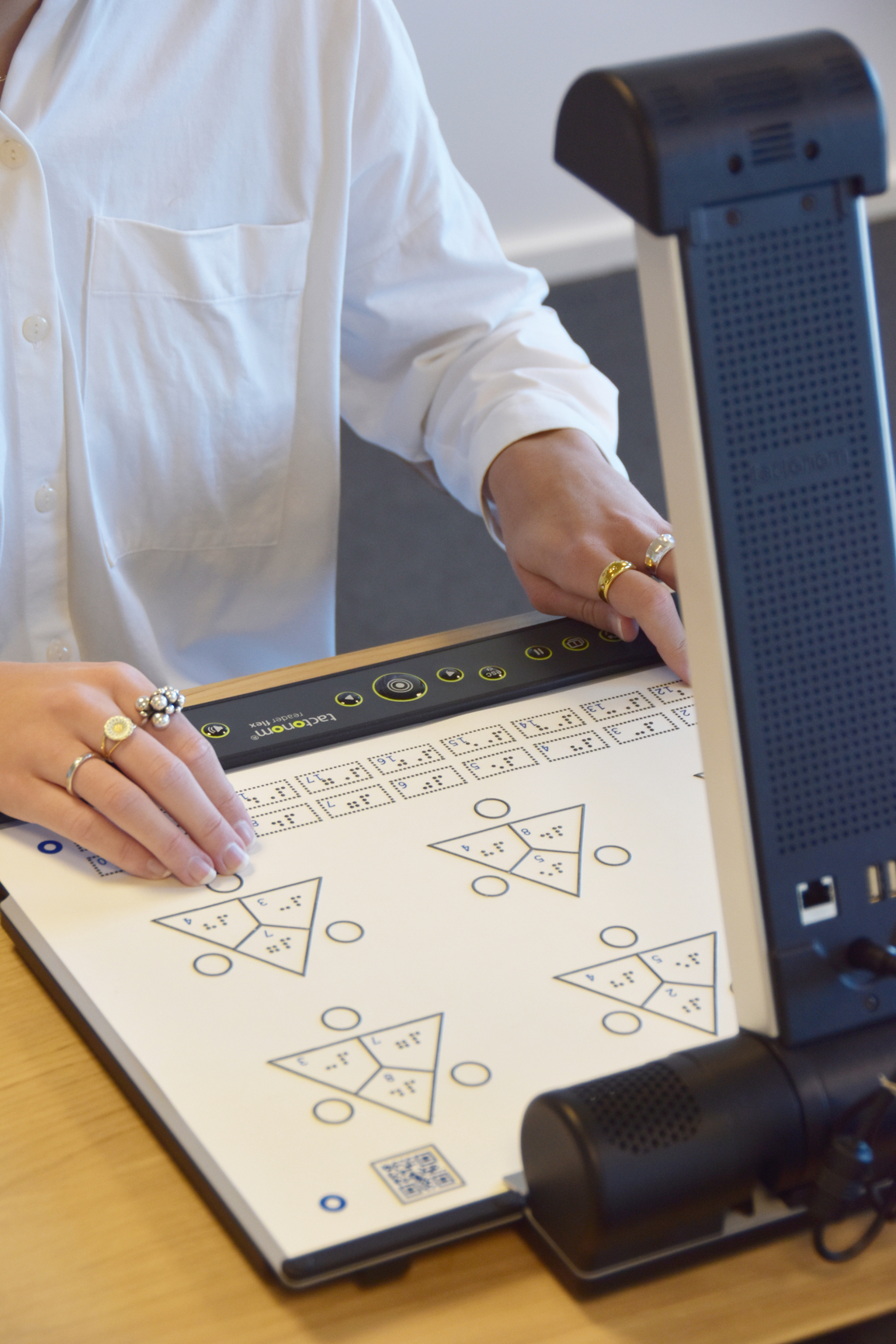 Billede af Tactonom Reader Flex som bruges af person med en illustration som indholder en interaktion