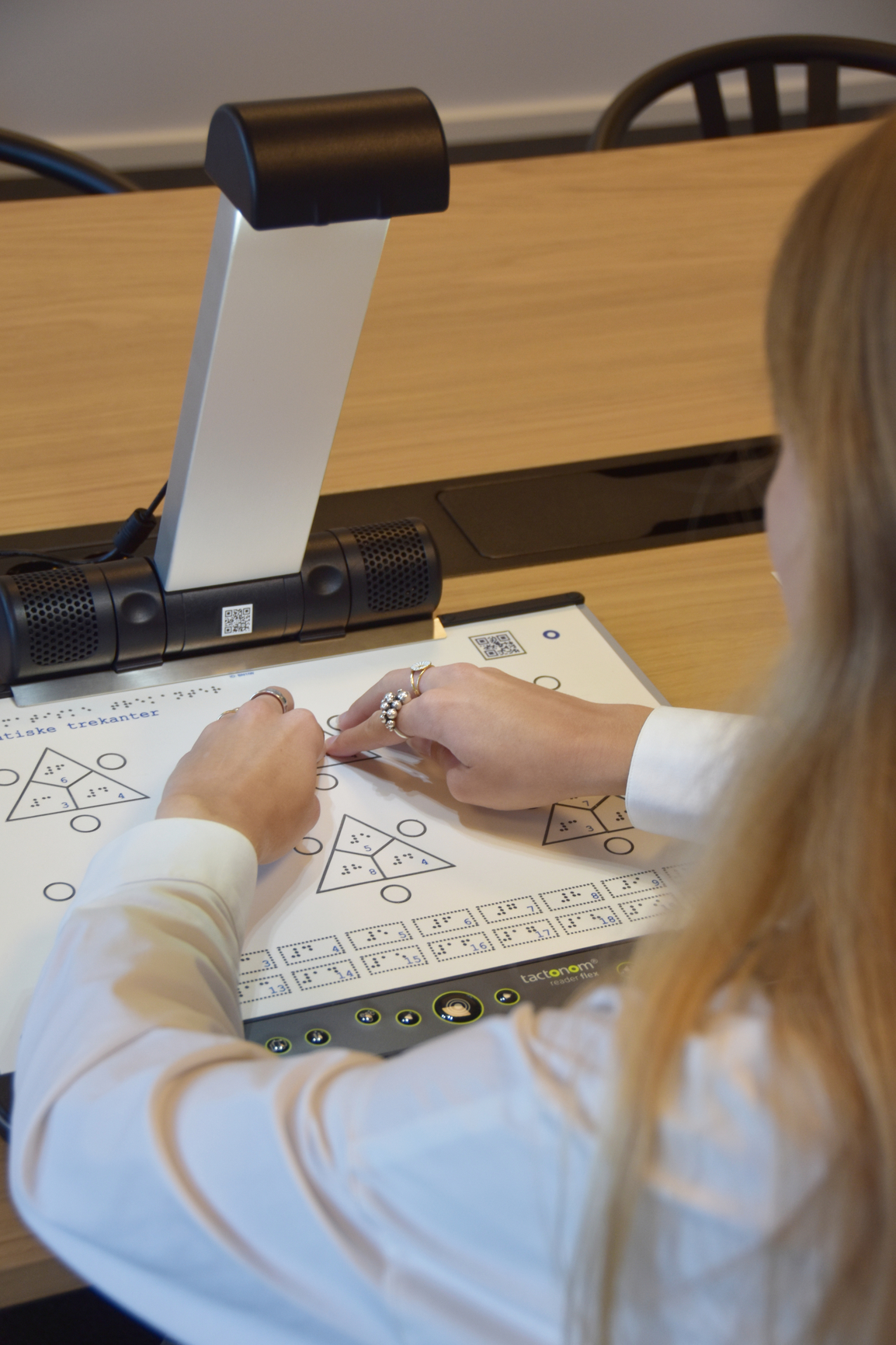 Billede af Tactonom Reader Flex som bruges af person som er i gang med at undersøge illustrationen