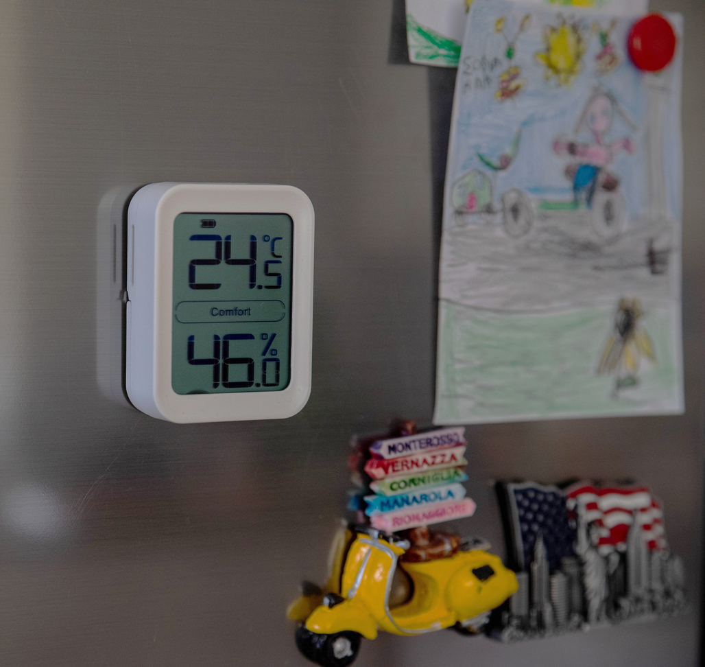 BIllede af IKONN Stuetermometer monteret på køleskabslåge