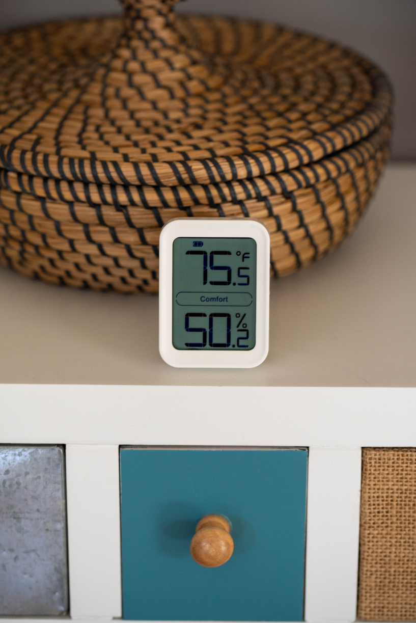 BIllede af IKONN Stuetermometer på kommode over en skuffe