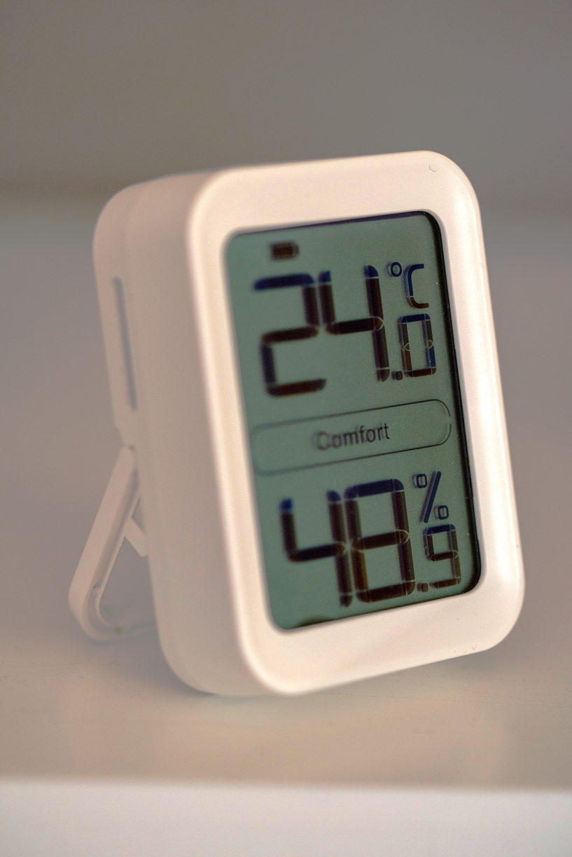 BIllede af IKONN Stuetermometer som viser 24 grader og 48,9 procent fugtighed