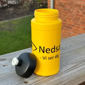 BIllede af NEDSATSYN Drikkedunk Sort på Gul med låg taget af