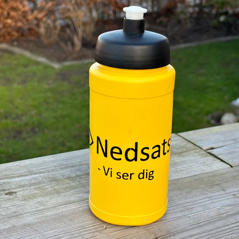 BIllede af NEDSATSYN Drikkedunk Sort på Gul