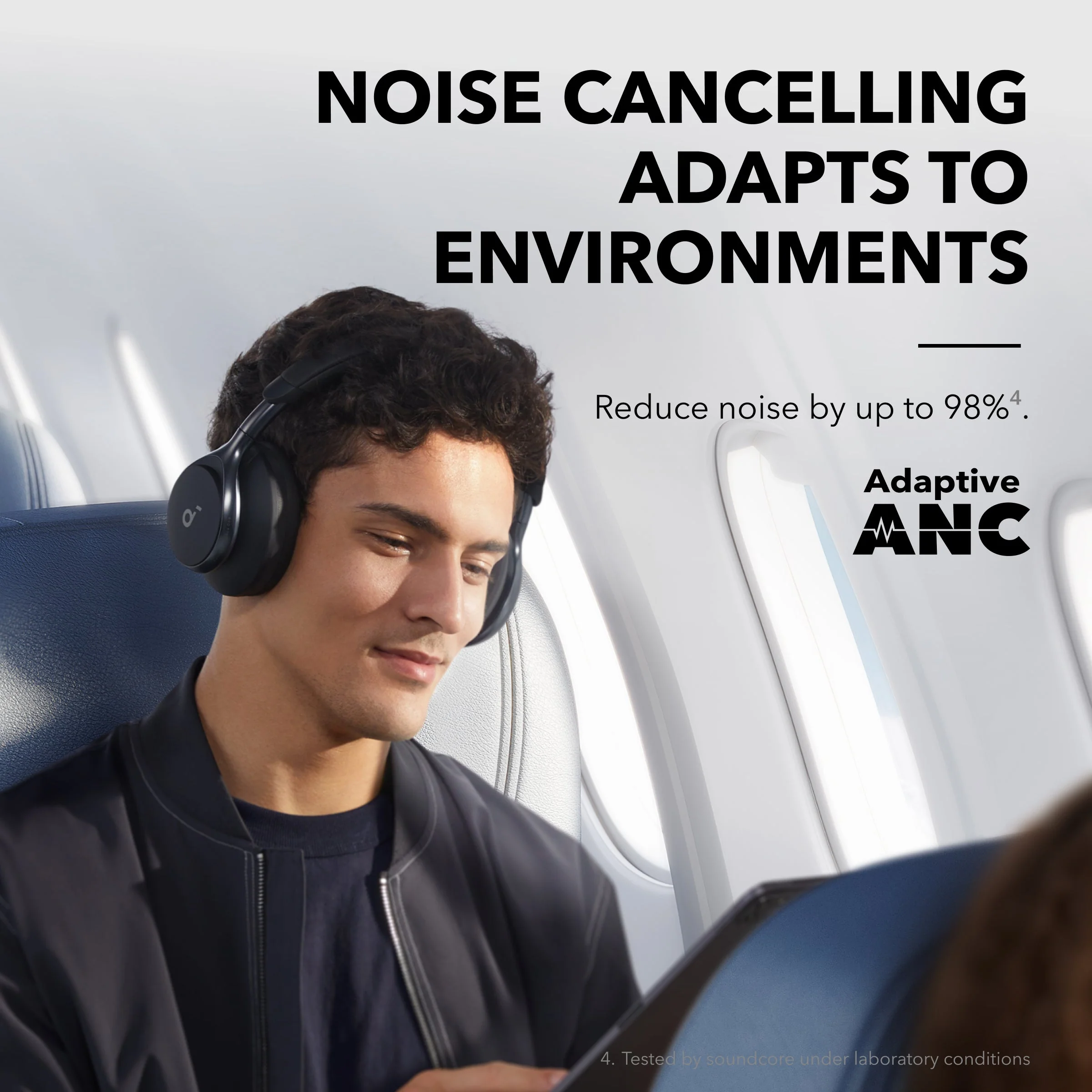 Billede af Anker Soundcore Space One Sort som bruges af person i et fly med teksten noise cancelling adapts to environments