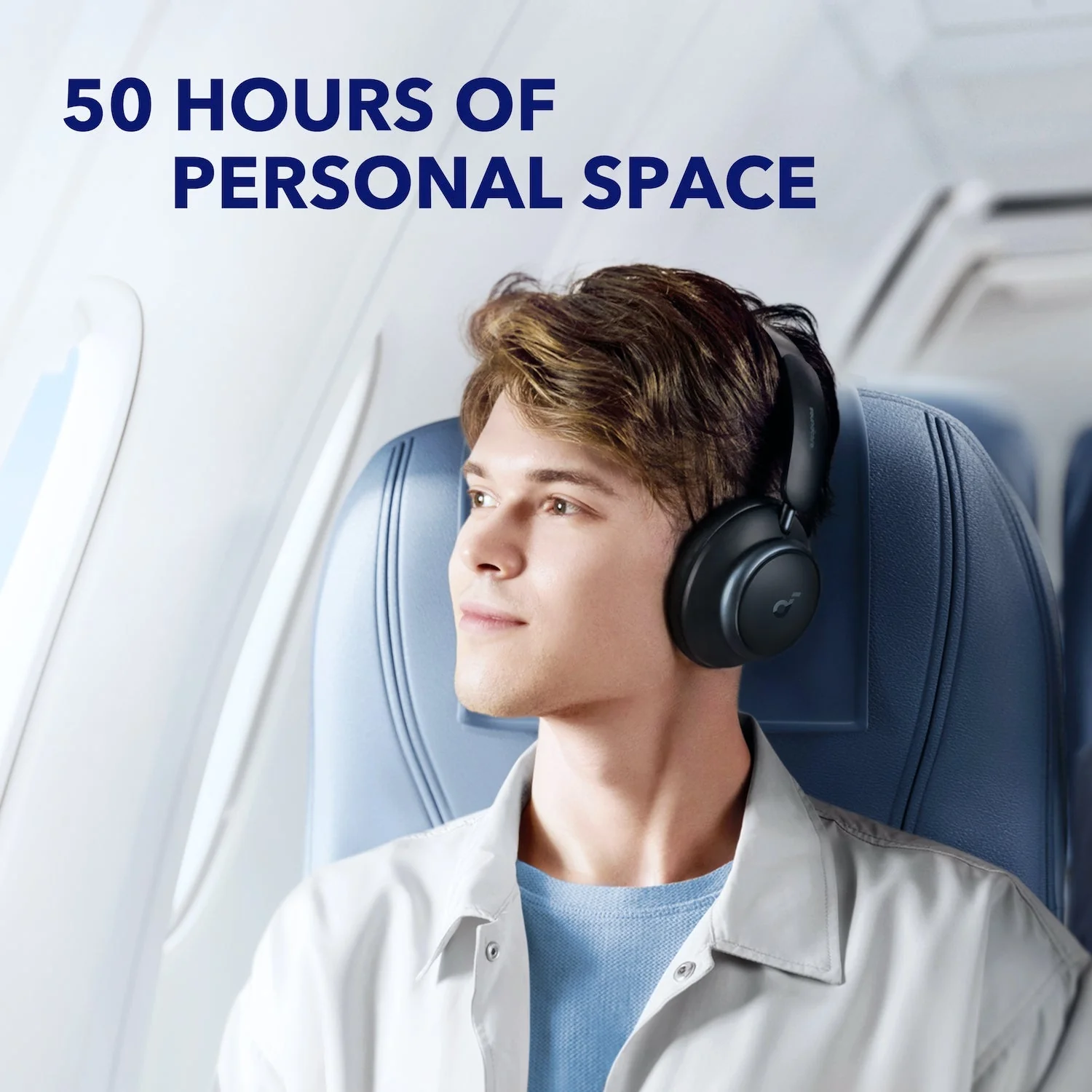 Billede af Anker Soundcore Space Q45 Sort som bruges af person i et fly med teksten 50 hours of personal space