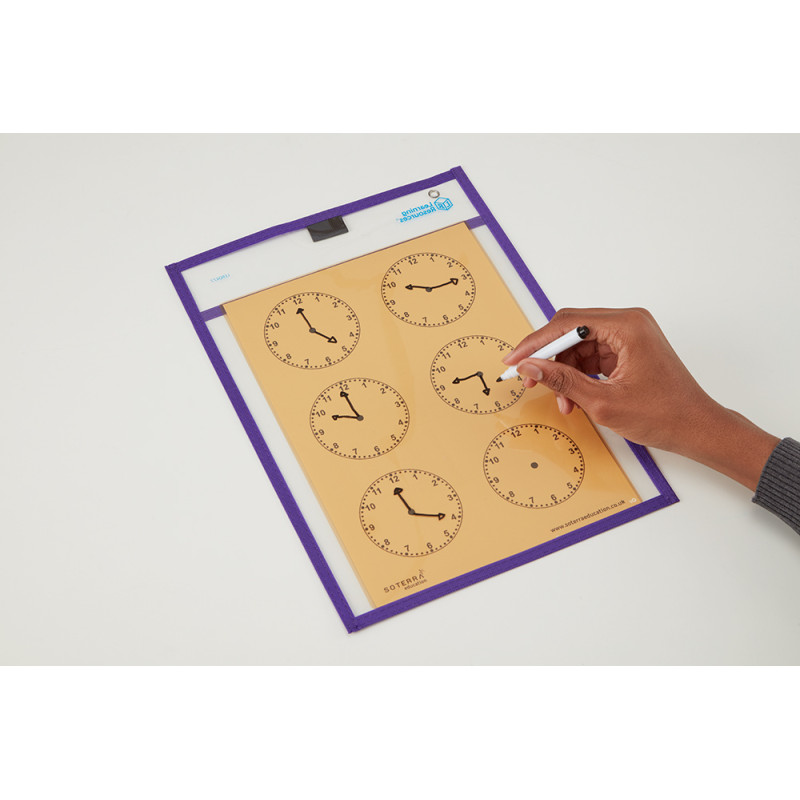 Billede af Crossbow Farvet Læsefolie i farven Orange placeret ovenpå illustration af et urf