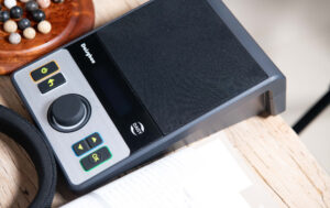 Billede af DAISYBox Lydbogsafspiller placeret på et bord