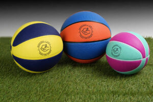 Billede af Handi Life Sport Basketball Bolde i tre forskellige størrelser placeret på kunstgræs