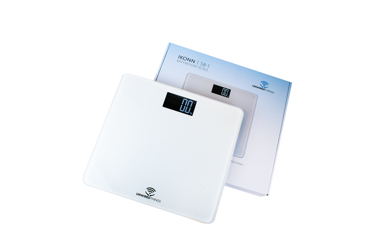 Billede af IKONN Badevægt placeret ved siden af original kasse
