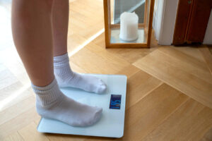 Billede af IKONN Badevægt som benyttes af person som har strømper på