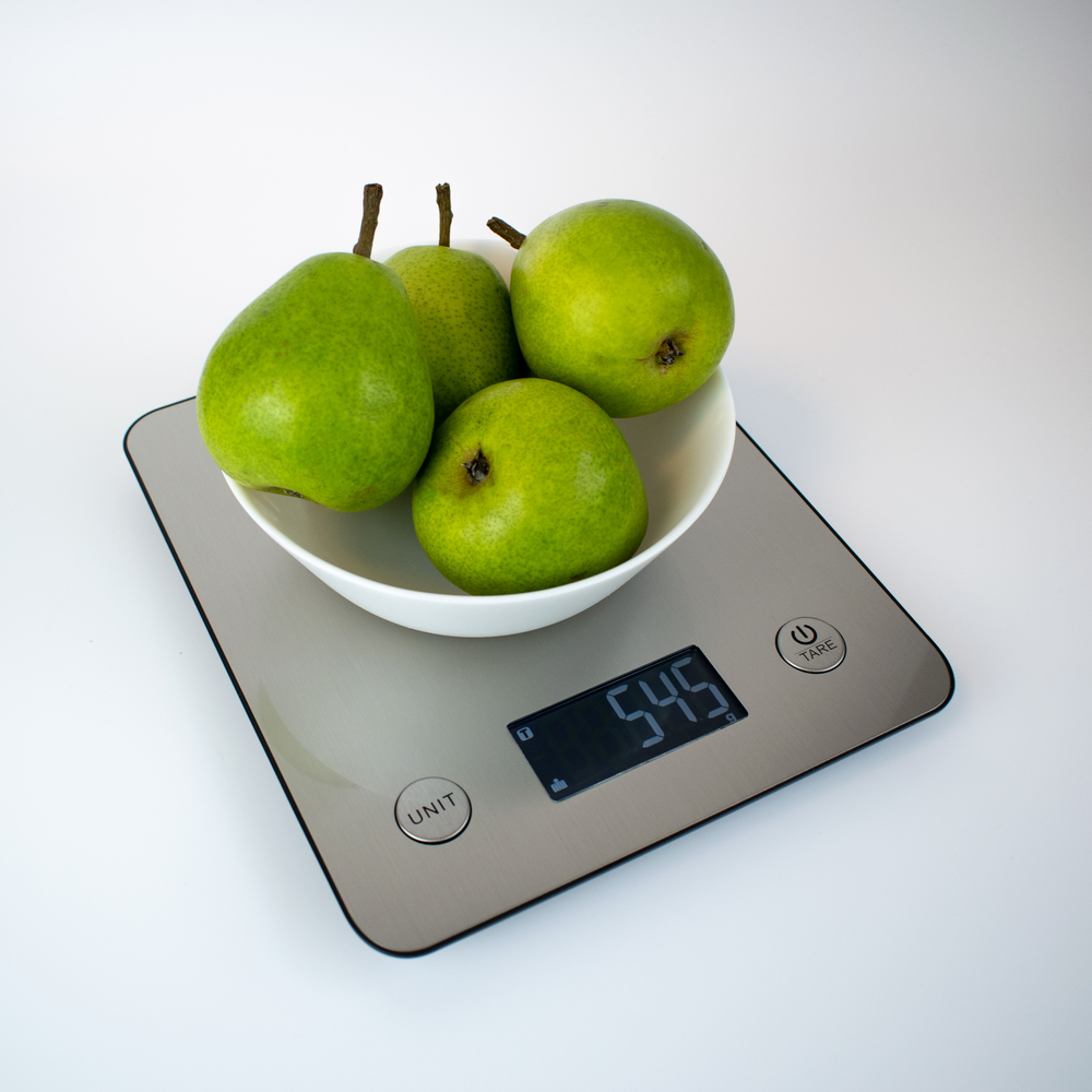 Billede af IKONN Køkkenvægt med en skål med pærer placeret ovenpå