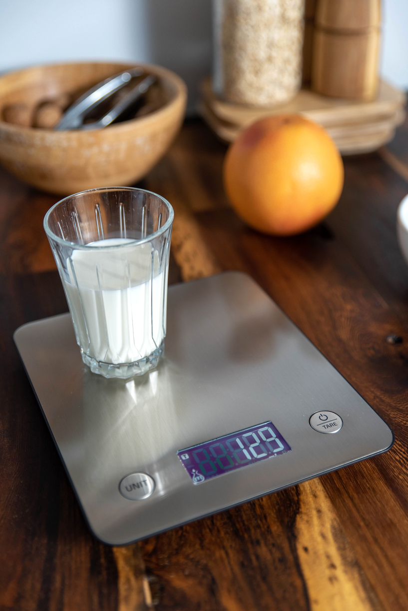 Billede af IKONN Køkkenvægt med et glas mælk ovenpå