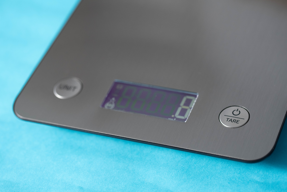 Billede af IKONN Køkkenvægt med fokus på display og de to knapper til venstre og højre