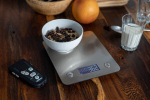 Billede af IKONN Køkkenvægt med skål placeret ovenpå