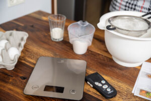 Billede af IKONN Køkkenvægt placeret på køkkenbord ved siden af IKONN Controller