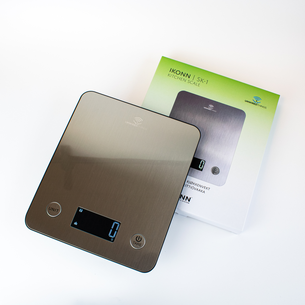 Billede af IKONN Køkkenvægt placeret ved siden af original kasse