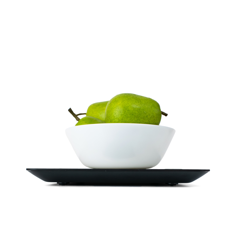 Billede af IKONN Køkkenvægt set fra siden med en skål med pærer ovenpå