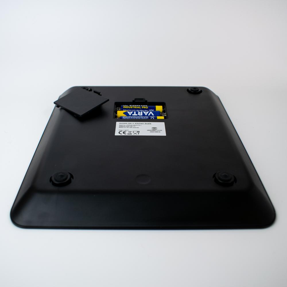 Billede af IKONN Køkkenvægt set nedefra med batteridækslet fjernet