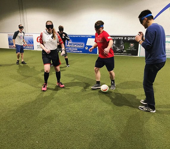 Billede af Justa Blindesportsmaske i brug på en indendørs kunstgræsbane