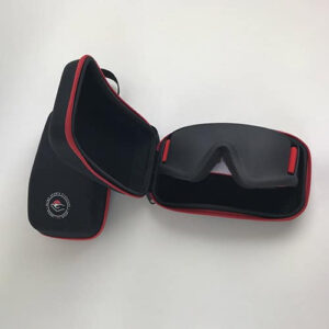 Billede af Justa Blindesportsmaske inklusive Etui med rød maske placeret i etuiet