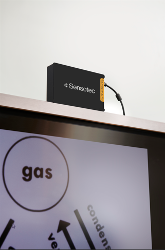 Billede af MyBoardBuddy Go Transmitter enheden placeret oven på en digital skærm