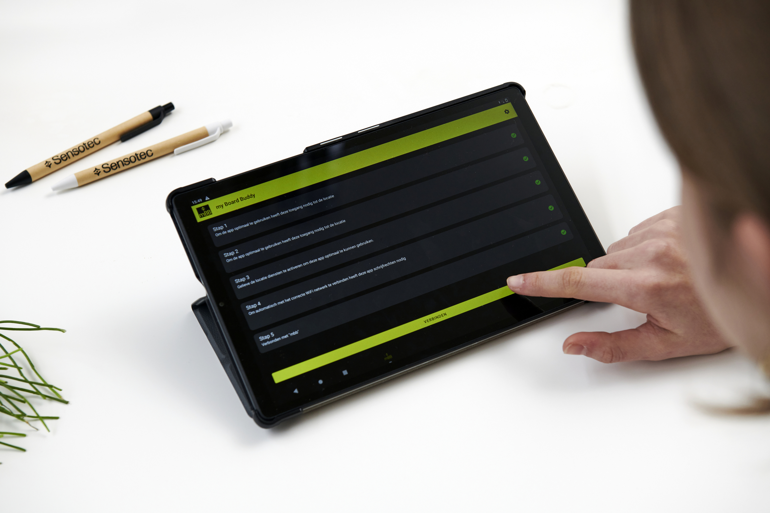Billede af MyBoardBuddy Go med en tablet hvor brugeren er ved at oprette forbindelse til transmitter