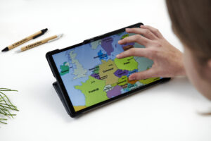 Billede af MyBoardBuddy Go med en tablet med et europakort i skærmbilledet