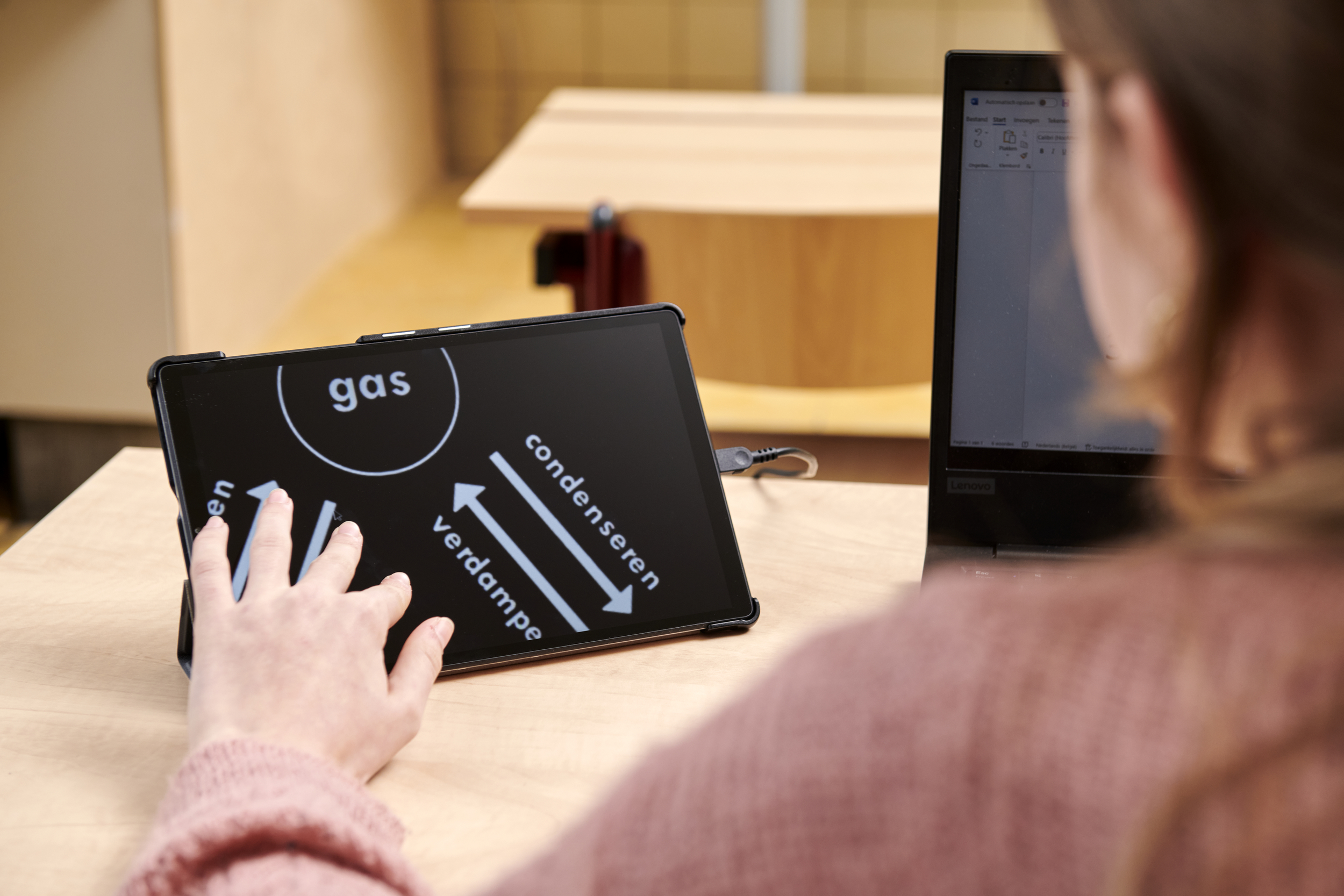 Billede af MyBoardBuddy Go som bruges af en person i et undervisningslokale