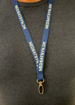 Billede af NEDSATSYN Halsrem Hvid på Blå med teksten Nedsatsyn.dk hængende om halsen