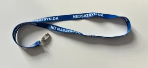 Billede af NEDSATSYN Halsrem Hvid på Blå med teksten Nedsatsyn.dk