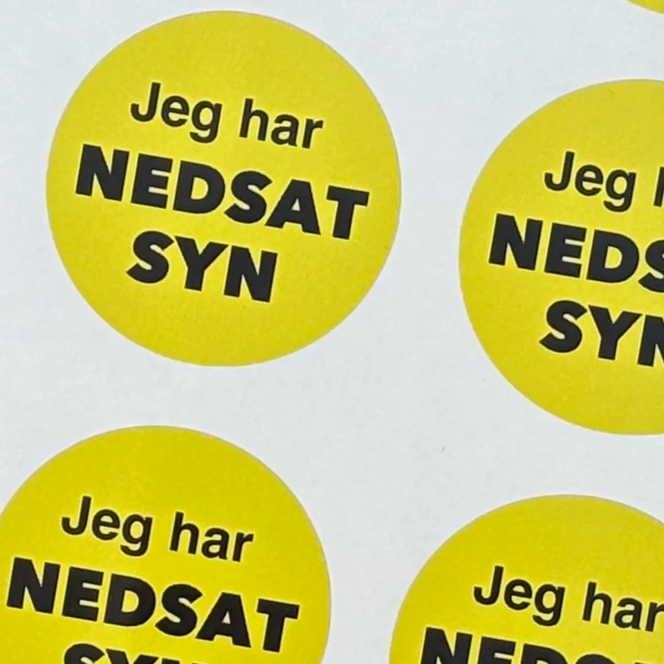 Billede af NEDSATSYN Klistermærker med teksten Jeg har nedsat syn