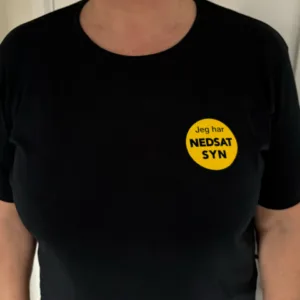 Billede af NEDSATSYN T-Shirt til herre eller dame, sort t-shirt med gult, rundt område på venstre bryst, med teksten Jeg har nedsat syn