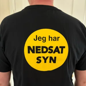 Billede af NEDSATSYN T-shirt set bagfra, med gult område med teksten Jeg har nedsat syn