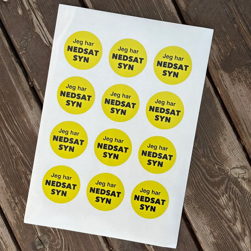 Billede af NEDSATSYN ark med klistermærker med teksten Jeg har nedsat syn