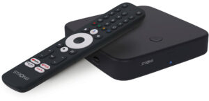 Billede af Strong SRT423TV Boks med fjernbetjeningen placeret ovenpå