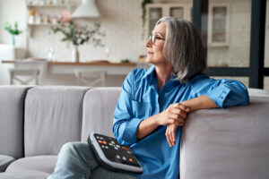Billede af Victor Reader Stratus 4 i skødet på en person som sidder i en sofa