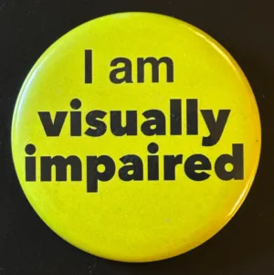 Billede af magnet badget med engelsk tekst I am visually impaired