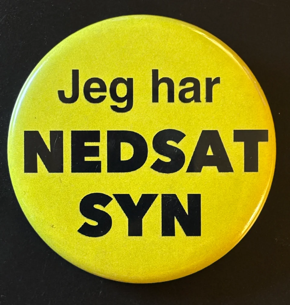 Billede af nåle badget med teksten Jeg har nedsat syn