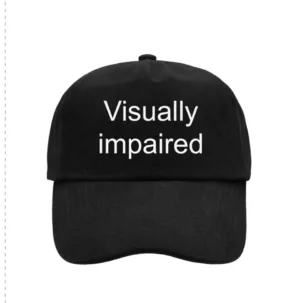 Billede af sort kasket engelsk med teksten Visually impaired