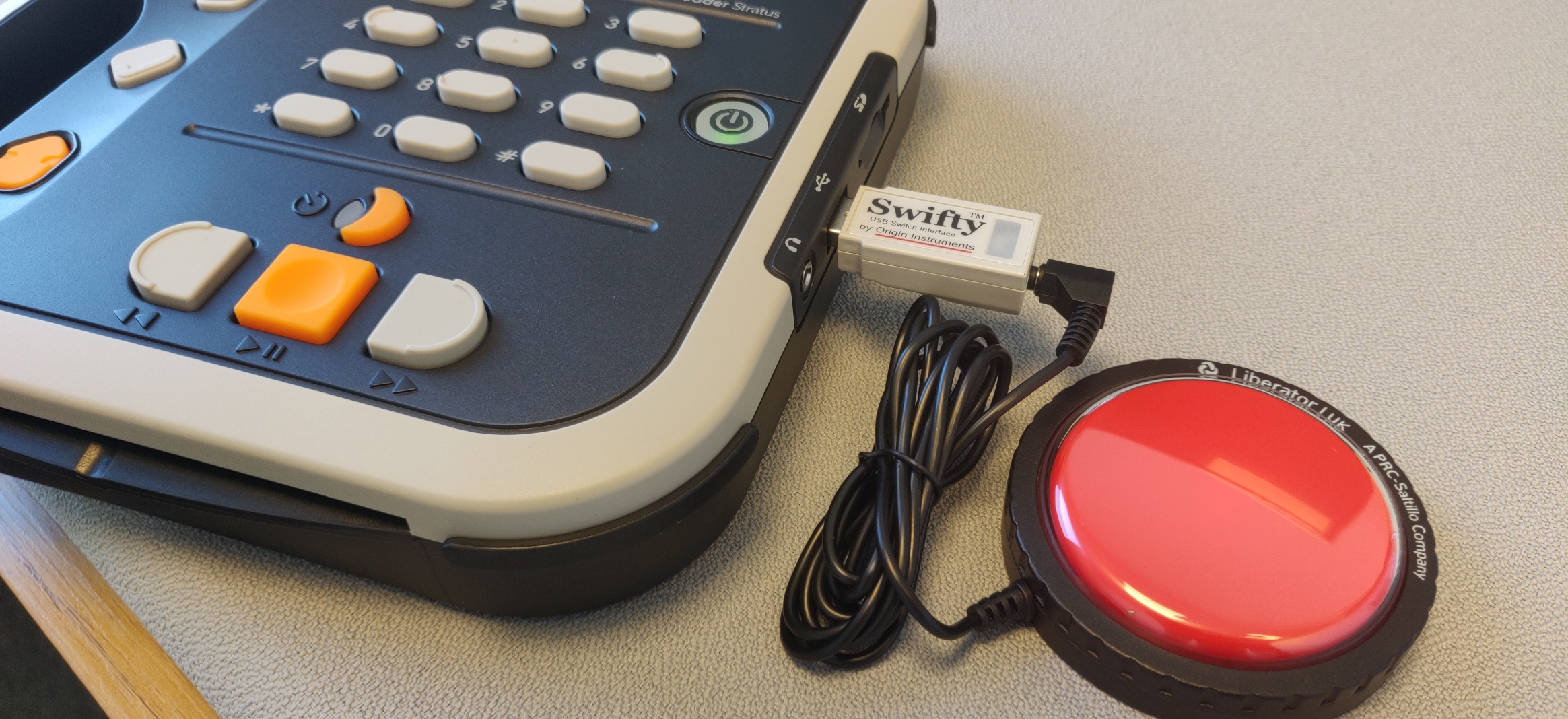 Billede af 0 1 Kontakt til Victor Reader Stratus indsat i USB port i en Victor Reader Stratus 12M