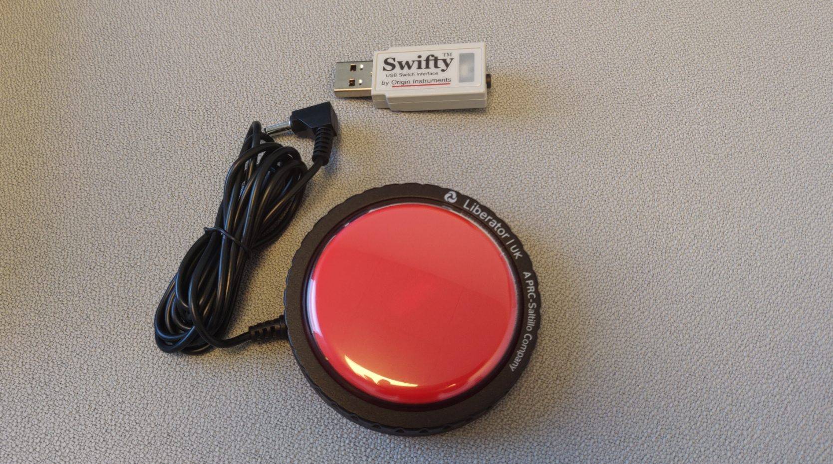 Billede af 0 1 Kontakt til Victor Reader Stratus placeret under USB adaptoren